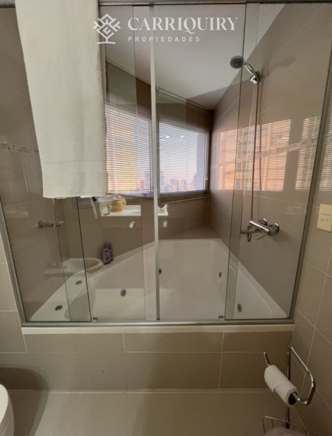 Apartamento ID.8845 - Apartamento en Punta del Este con Vista al mar. Cuenta con 3 dormitorios y dependencia de servicio 