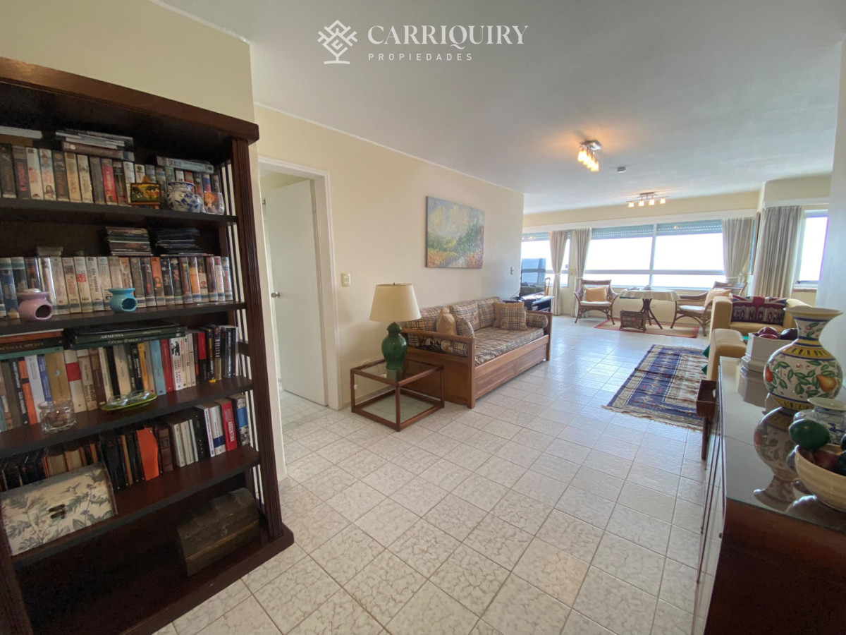 Apartamento ID.10732 - Clásico departamento en VENTA de 2 dormitorios y servicio en Península