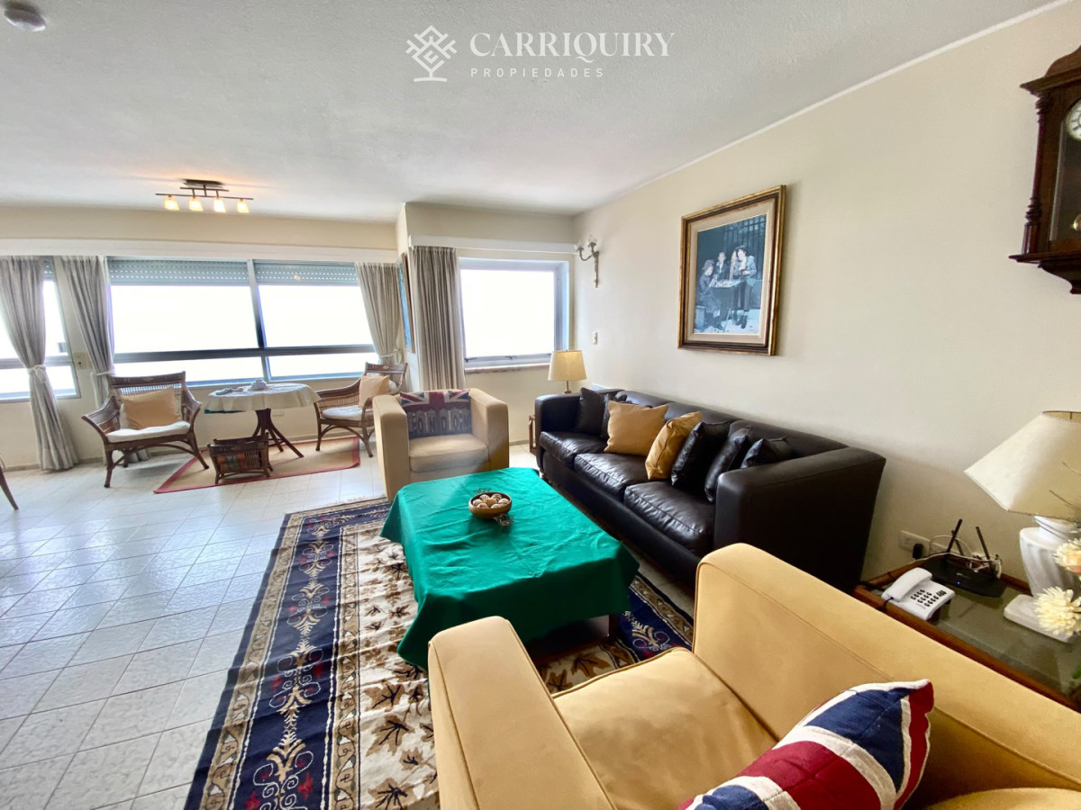 Apartamento ID.10732 - Clásico departamento en VENTA de 2 dormitorios y servicio en Península