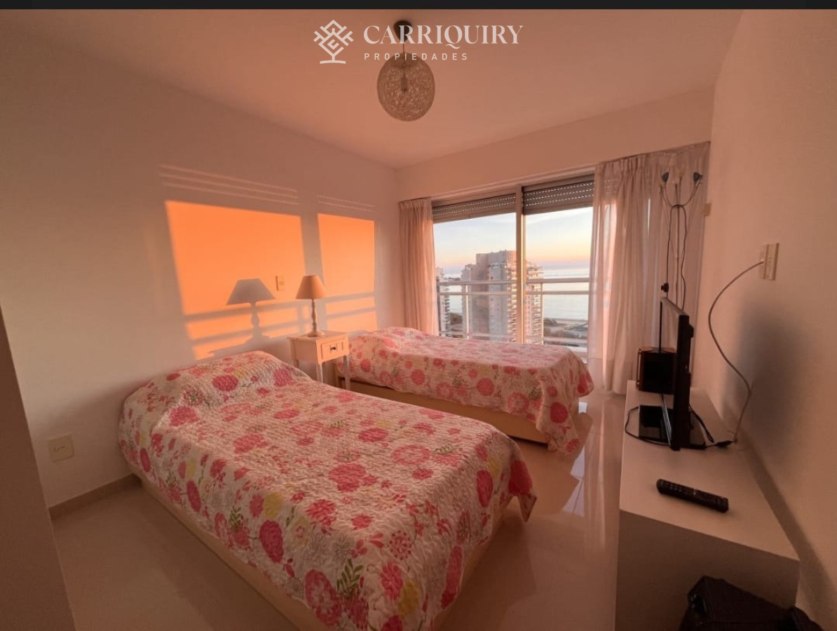 Apartamento ID.8845 - Apartamento en Punta del Este con Vista al mar. Cuenta con 3 dormitorios y dependencia de servicio 