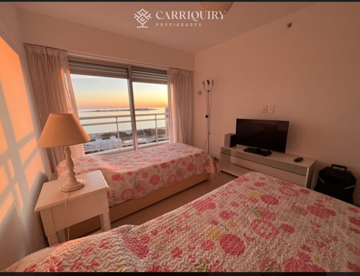 Apartamento ID.8845 - Apartamento en Punta del Este con Vista al mar. Cuenta con 3 dormitorios y dependencia de servicio 