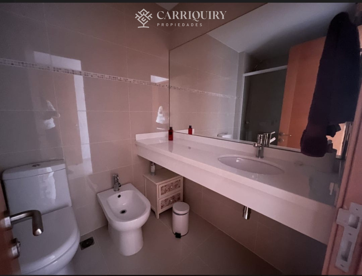 Apartamento ID.8845 - Apartamento en Punta del Este con Vista al mar. Cuenta con 3 dormitorios y dependencia de servicio 