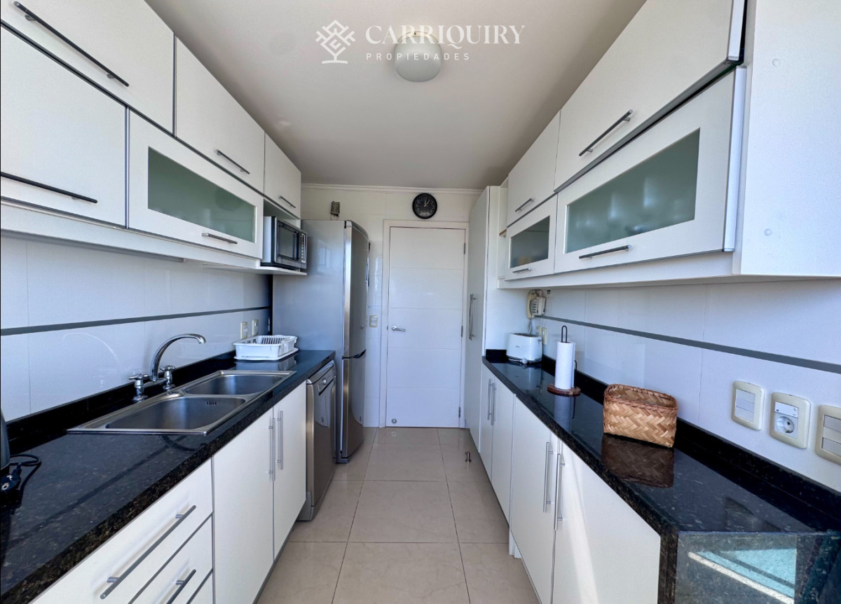 Apartamento ID.10517/Excelente-apartamento-en-alquiler-frente-al-mar-en-playa-mansa!- - APARTAMENTO ESQUINERO EN VENTA 3 DORMITORIOS EN SUITE EN CASINO TOWER 