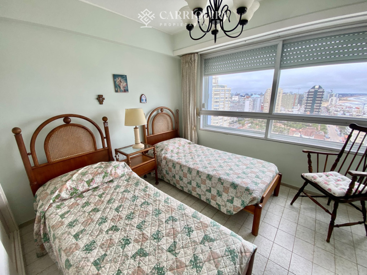 Apartamento ID.10732 - Clásico departamento en VENTA de 2 dormitorios y servicio en Península