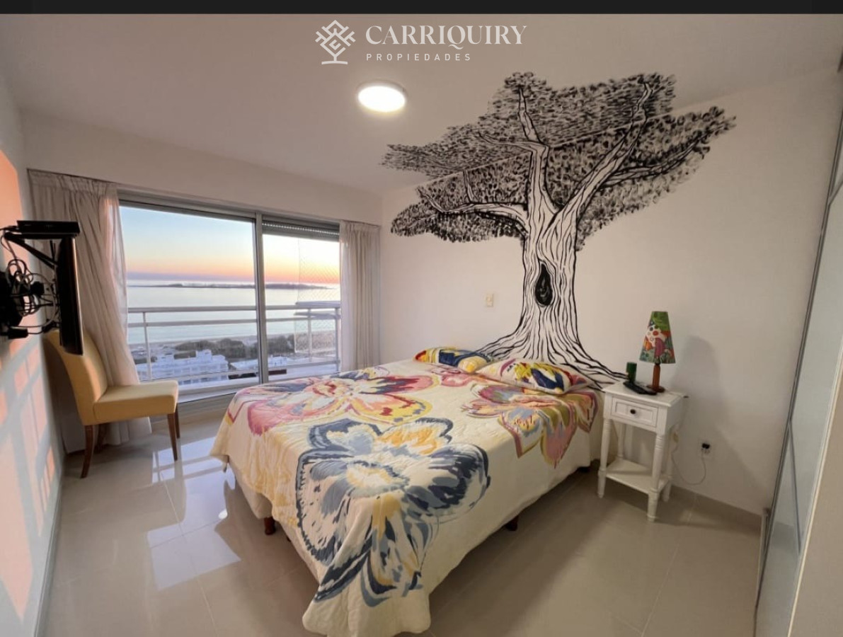 Apartamento ID.8845 - Apartamento en Punta del Este con Vista al mar. Cuenta con 3 dormitorios y dependencia de servicio 