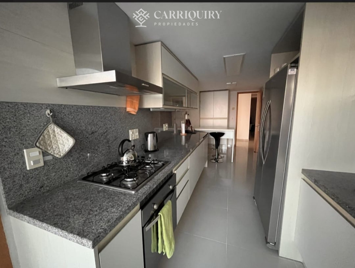 Apartamento ID.8845 - Apartamento en Punta del Este con Vista al mar. Cuenta con 3 dormitorios y dependencia de servicio 