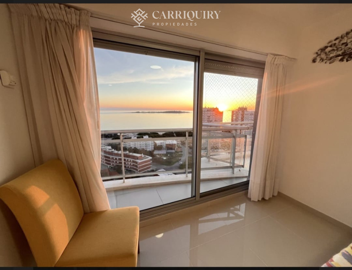 Apartamento ID.8845 - Apartamento en Punta del Este con Vista al mar. Cuenta con 3 dormitorios y dependencia de servicio 