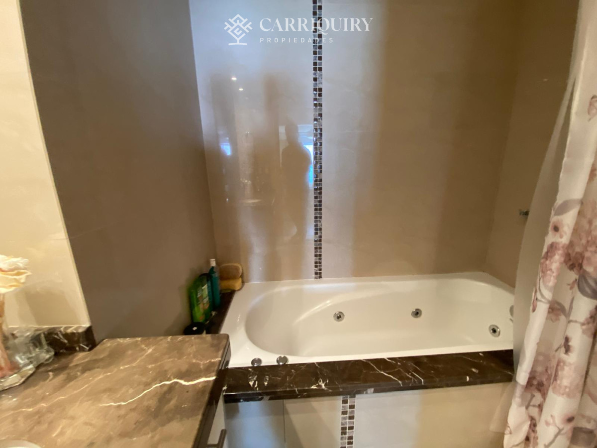 Apartamento ID.8494/Miami-Boulevard-de-dos-dormitorio-en-Venta,-Apartamento-frente-al-mar-en-playa-mansa - Alquiler temporario en excelente departamento de 2 dormitorios en zona Mansa