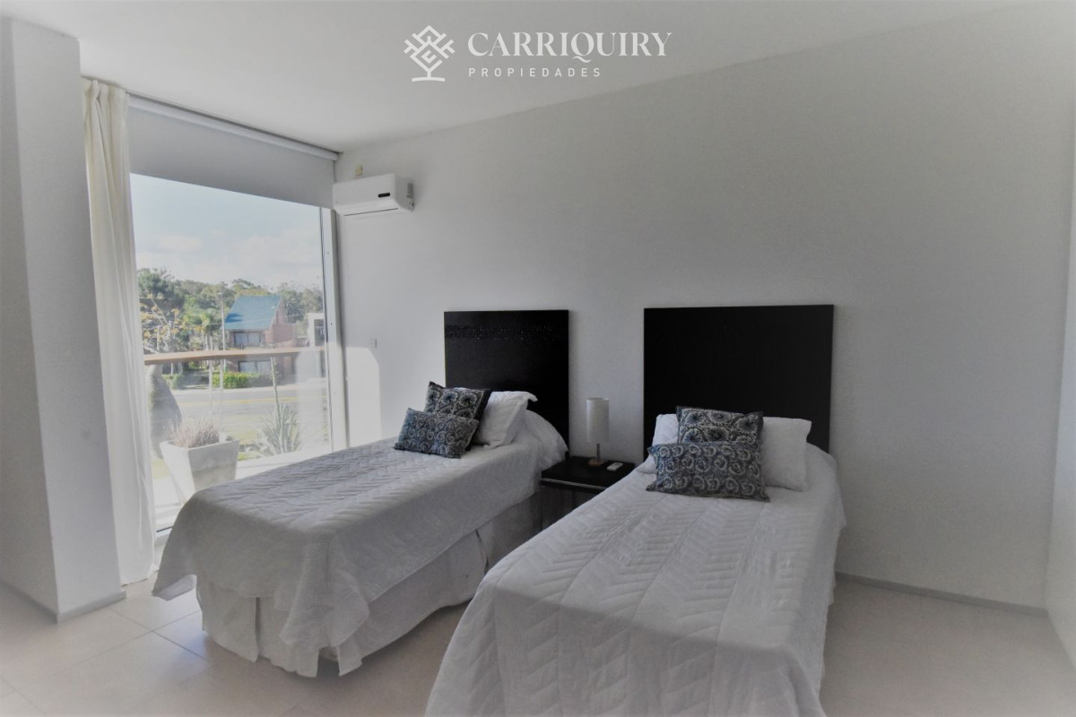 Apartamento ID.3396/Se-vende-departamento-de-4-dormitorios-,-Playa-brava,-Esturion - Venta apartamento 4 dormitorios frente al mar La Barra Punta del Este