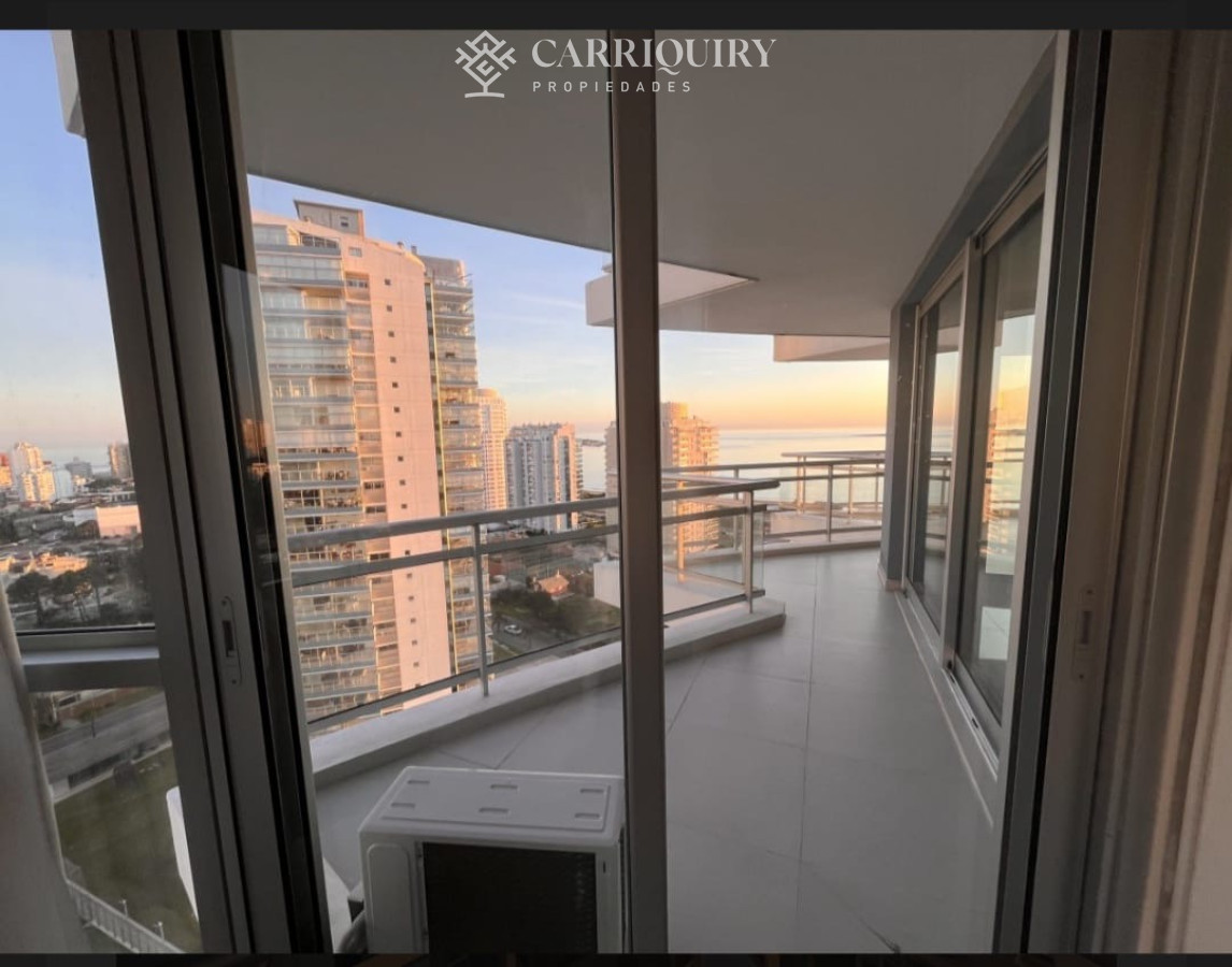 Apartamento ID.8845 - Apartamento en Punta del Este con Vista al mar. Cuenta con 3 dormitorios y dependencia de servicio 