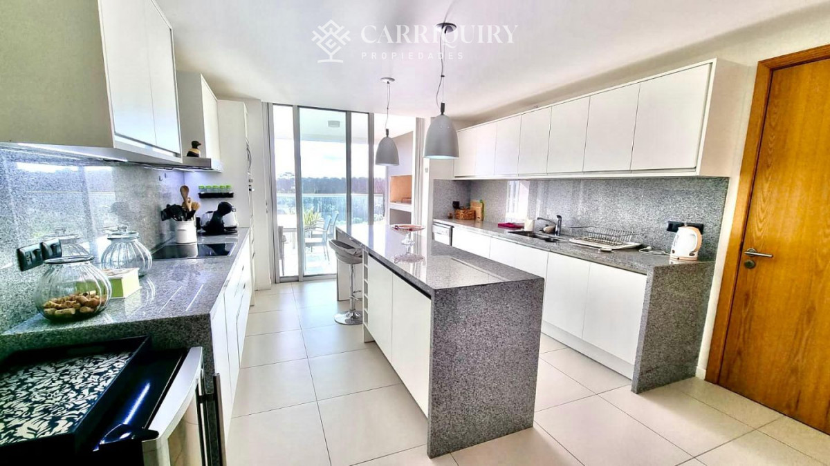 Apartamento ID.10641 - Apartamento en venta Tiburón Terrazas Punta del Este - 4 dormitorios en suite frente al mar