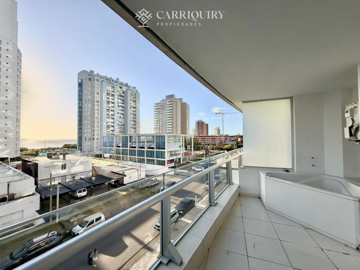 Apartamento ID.9523/APARTAMENTO-EN-ALQUILER-TEMPORARIO-1-DORMITORIO-Y-MEDIO-PLAYA-MANSA-FRENTE-AL-MAR-CRUCEROS-3-A-ESTRENAR - APARTAMENTO VENTA SEASONS TOWER 2 DORMITORIOS MAS SERVICIO