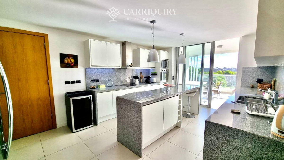 Apartamento ID.10641 - Apartamento en venta Tiburón Terrazas Punta del Este - 4 dormitorios en suite frente al mar