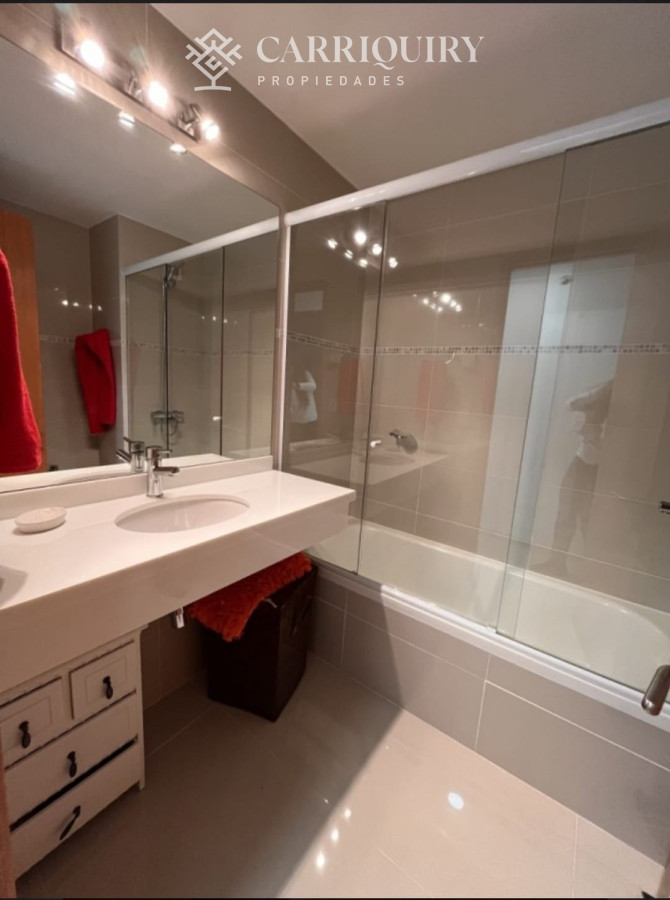 Apartamento ID.8845 - Apartamento en Punta del Este con Vista al mar. Cuenta con 3 dormitorios y dependencia de servicio 