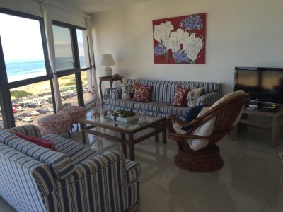 Apartamento de 3 dormitorios en alquiler en playa brava - Punta del Este 