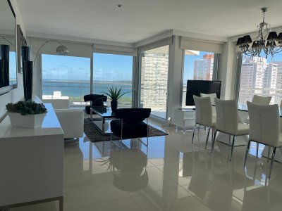 Apartamento en Sunrise Tower de 3 dormitoiros y dependencia, piso alto, con vista al mar. Punta del Este 
