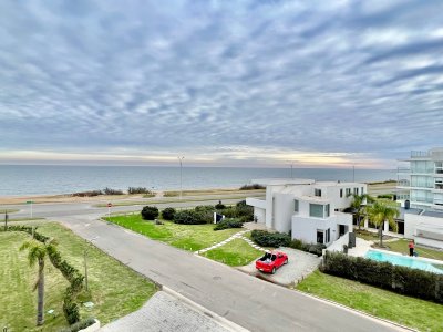 APARTAMENTO EN ALQUILER TEMPORARIO 1 DORMITORIO Y MEDIO PLAYA MANSA FRENTE AL MAR CRUCEROS 3 A ESTRENAR