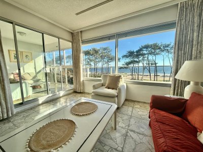 FRENTE AL MAR EN PLAYA MANSA SE VENDE APARTAMENTO DE 2 DORMITORIOS Y DEPENDENCIA DE SERVICIO