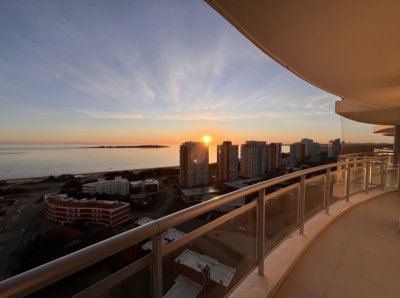 Apartamento en Punta del Este con Vista al mar. Cuenta con 3 dormitorios y dependencia de servicio 