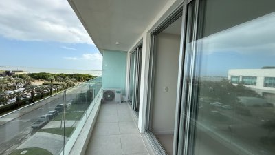 Apartamento de un domitorio en Venta y Alquiler, en Playa Mansa - Punta del Este, Ubicado frente  al Enjoy