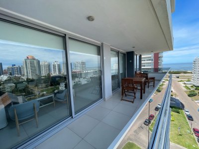 Apartamento en venta en playa brava a 100m del mar. 2 dormitorios, 2 baño, esquinero y con vista al mar.