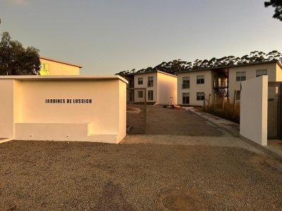 Apartamento en Venta en Lussich, cuenta con 2 dormitorios, un baño y living comedor 