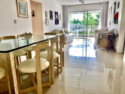 Venta de Apartamento 4 DORMITORIOS en Playa Mansa, Punta del Este.