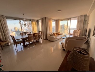 Apartamento en Punta del Este con Vista al mar. Cuenta con 3 dormitorios y dependencia de servicio 