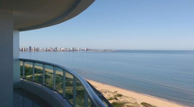 Apartamento en alquiler, 3 dormitorios. Playa mansa - Punta del Este
