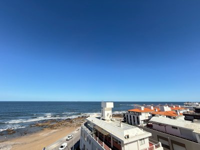 Apartamento en playa brava Punta del Este de 2 dormitorios y 2 baños