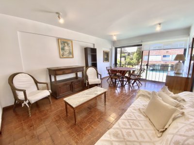 Apartamento de 3 dormitorios en Venta - Playa Mansa - Punta del Este 