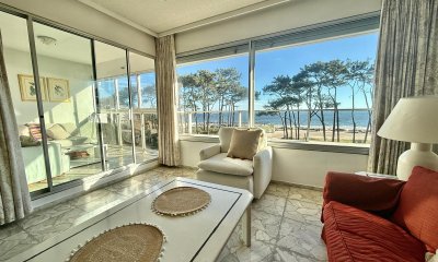 FRENTE AL MAR EN PLAYA MANSA SE VENDE APARTAMENTO DE 2 DORMITORIOS Y DEPENDENCIA DE SERVICIO