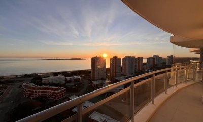 Apartamento en Punta del Este con Vista al mar. Cuenta con 3 dormitorios y dependencia de servicio