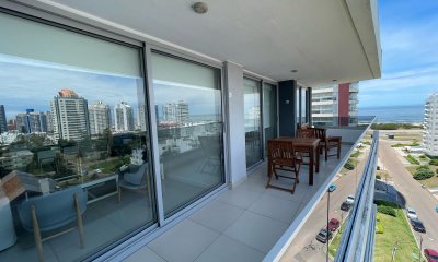 Apartamento en venta en playa brava a 100m del mar. 2 dormitorios, 2 baño, esquinero y con vista al mar.