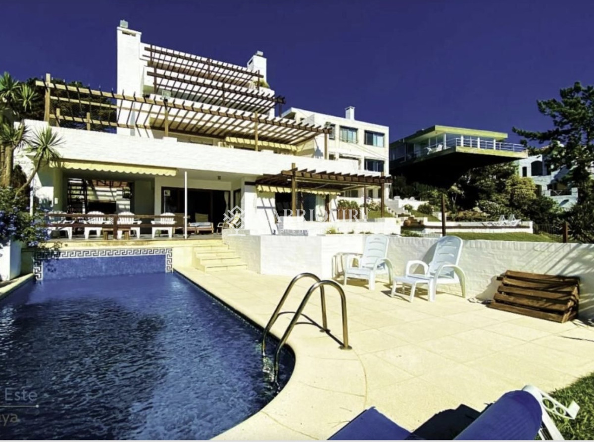 CASA EN VENTA 4 DORMITORIOS MAS SERVICIO EN PUNTA BALLENA PUNTA DEL ESTE VISTA AL MAR