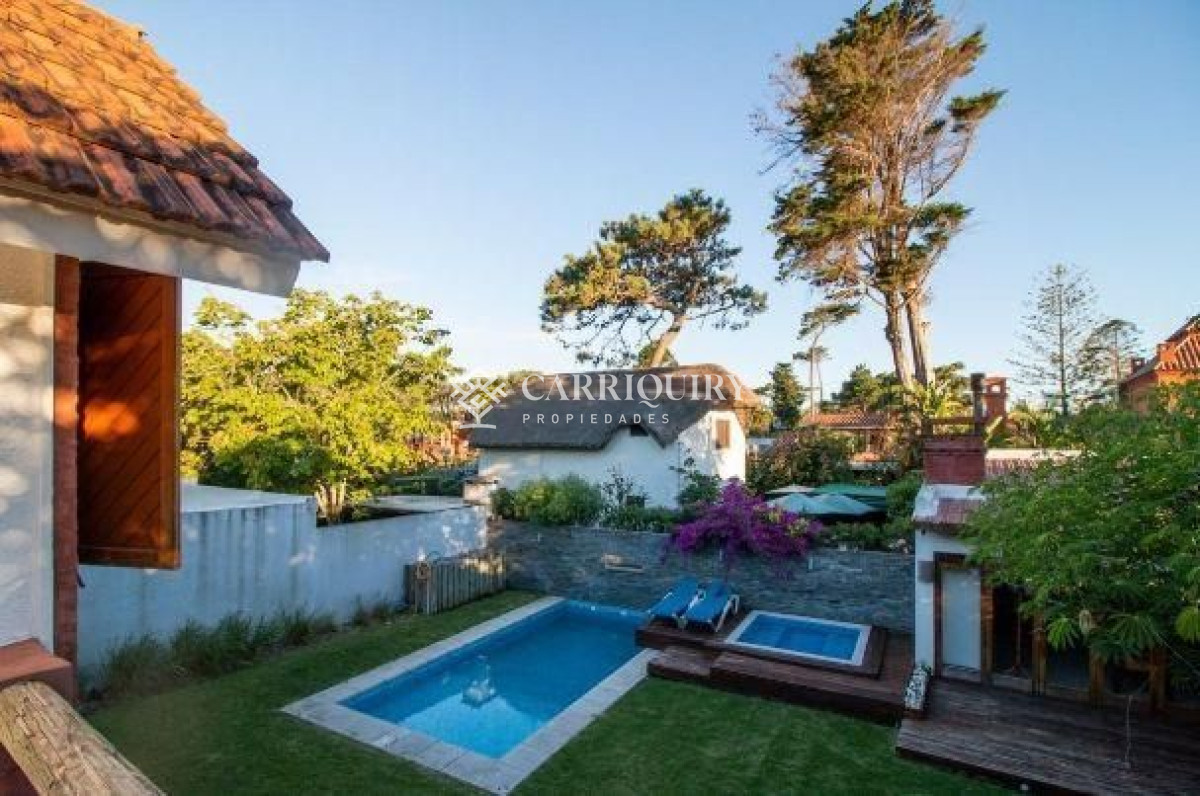 Alquiler temporario de Casa 3 DORMITORIOS y dependencia en Playa Mansa, Punta del Este