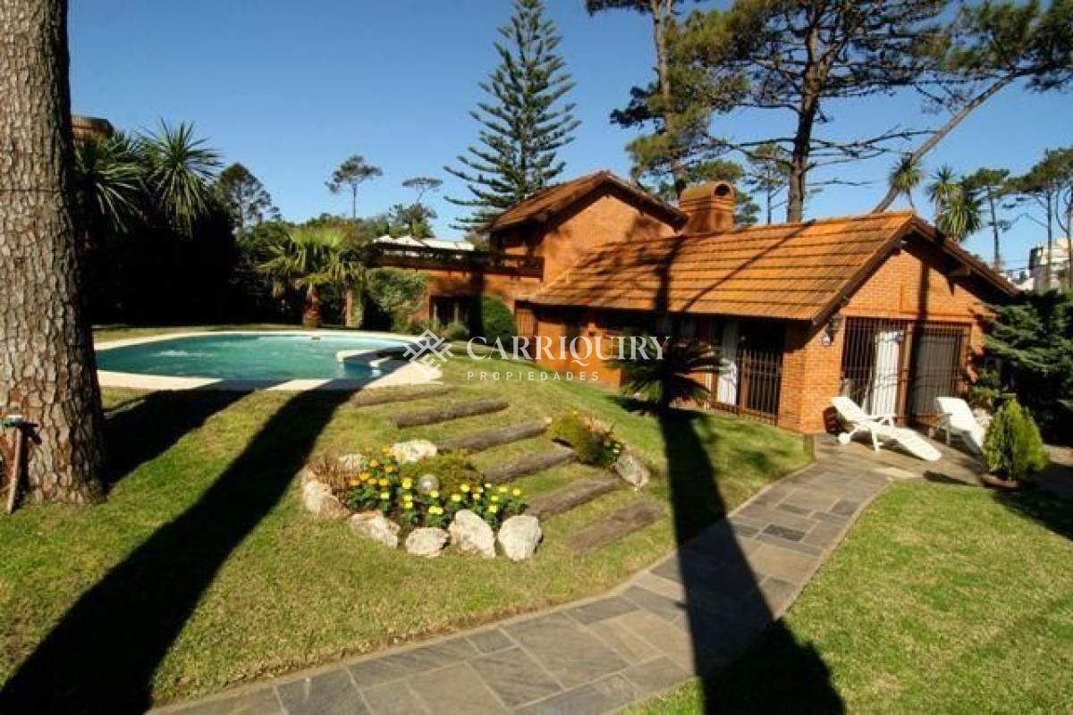 Casa en venta Playa Mansa 4 dormitorios