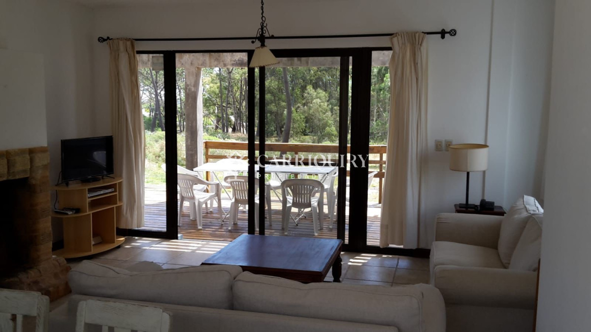 Casa en alquiler en La Barra. 3 dormitorios y 2 baños