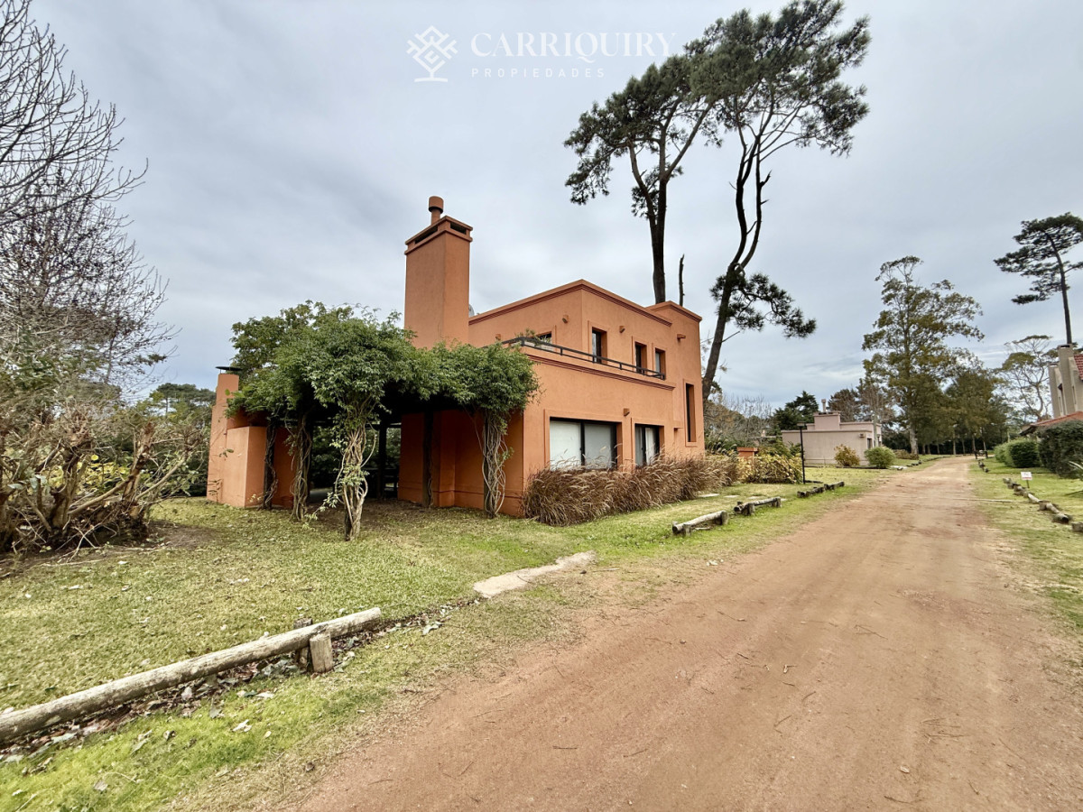 Casa ID.10200/Chalet-en-Pinares- - Alquiler Anual Casa minimalista en Barrio Privado Parque Pinares**