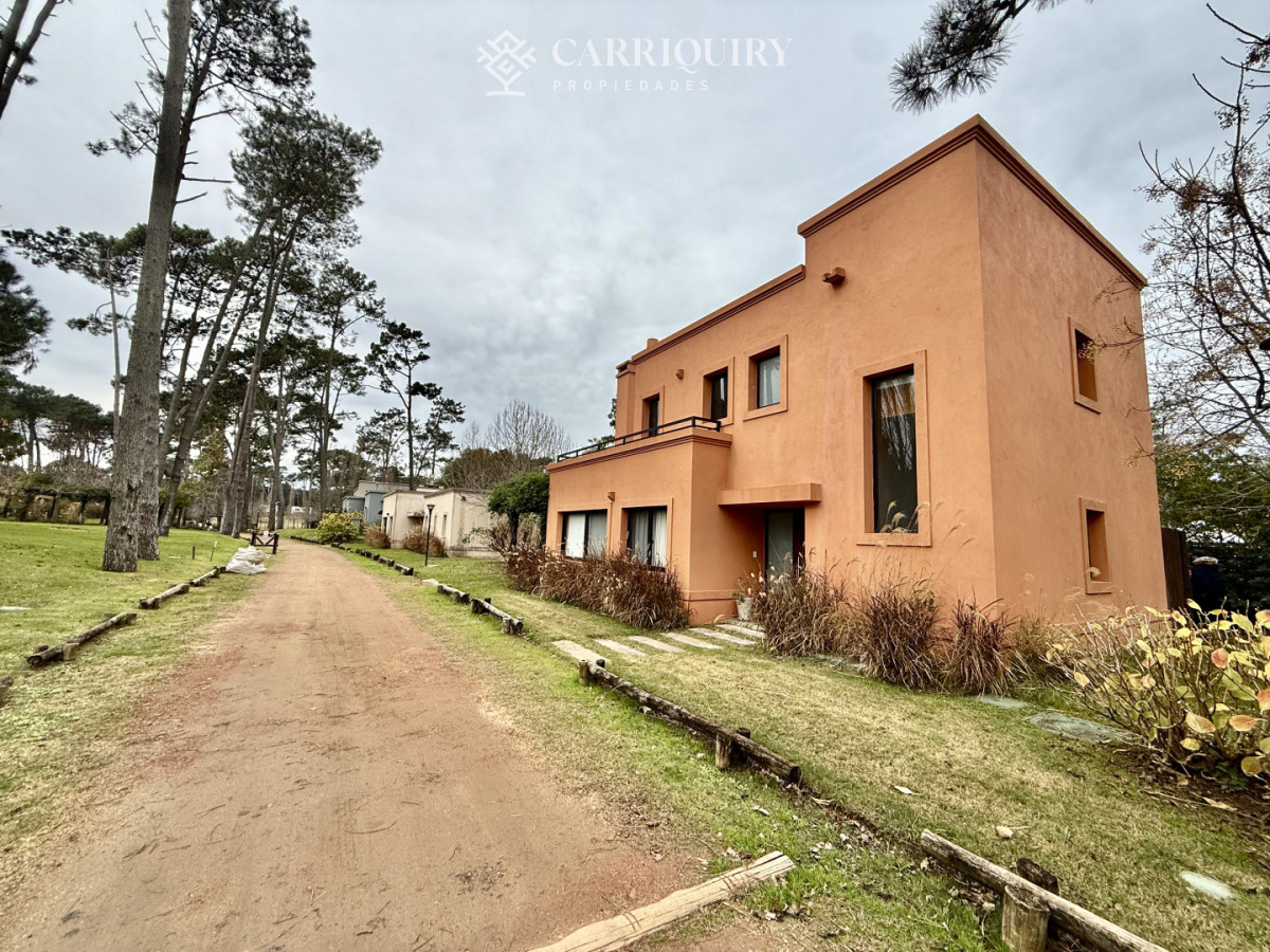 Casa ID.10200/Chalet-en-Pinares- - Alquiler Anual Casa minimalista en Barrio Privado Parque Pinares**
