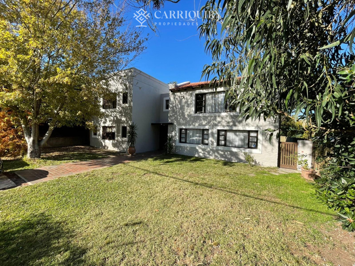 Casa ID.4657/Casa-en-venta-Lugano-5-dormitorios - Casa en venta Lugano 5 dormitorios