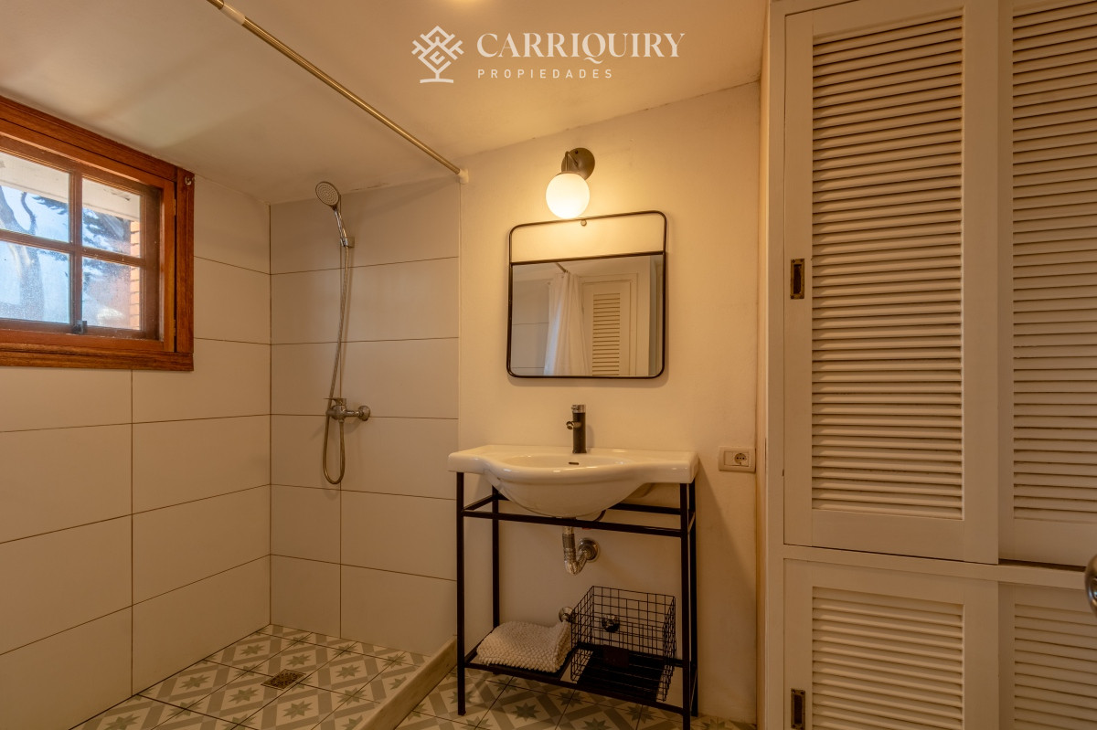 Casa ID.8230 - Casa en alquiler en playa mansa - Punta del Este. 3 dormitorios y servicio