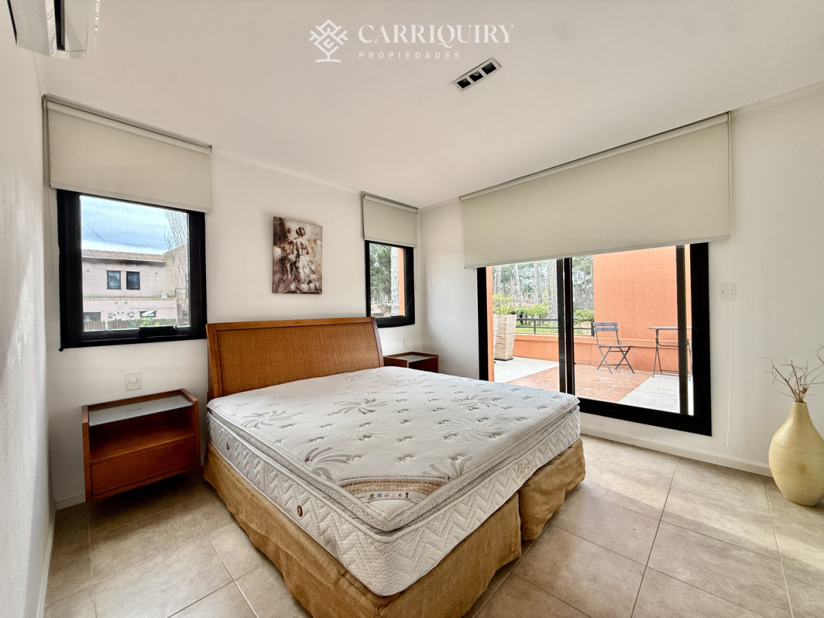 Casa ID.10200/Chalet-en-Pinares- - Alquiler Anual Casa minimalista en Barrio Privado Parque Pinares**