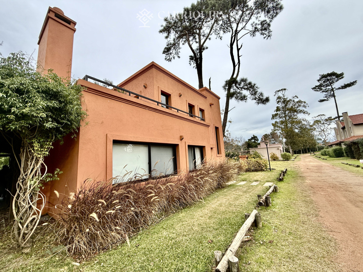 Casa ID.10200/Chalet-en-Pinares- - Alquiler Anual Casa minimalista en Barrio Privado Parque Pinares**