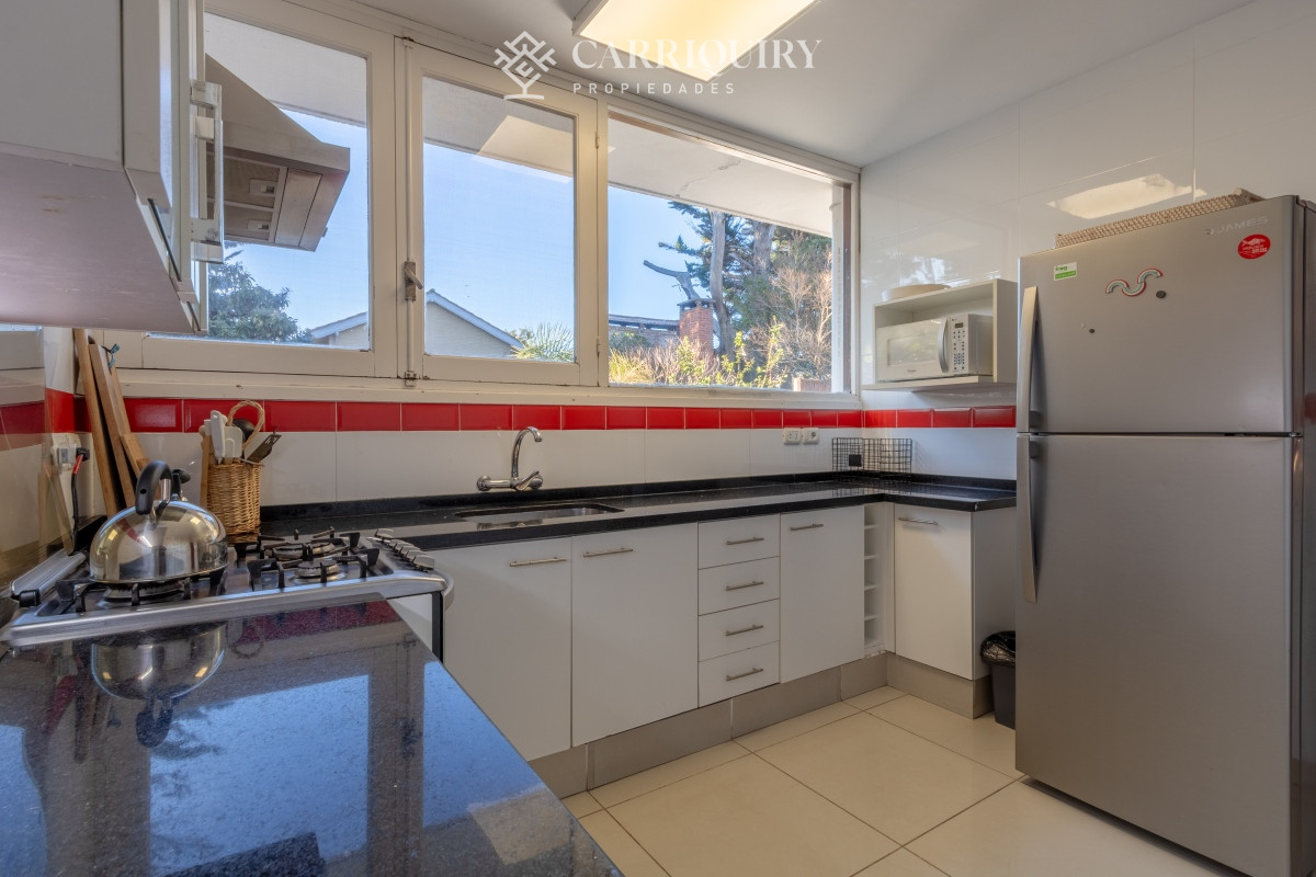 Casa ID.8230 - Casa en alquiler en playa mansa - Punta del Este. 3 dormitorios y servicio