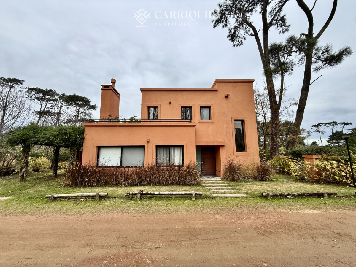 Casa ID.10200/Chalet-en-Pinares- - Alquiler Anual Casa minimalista en Barrio Privado Parque Pinares**