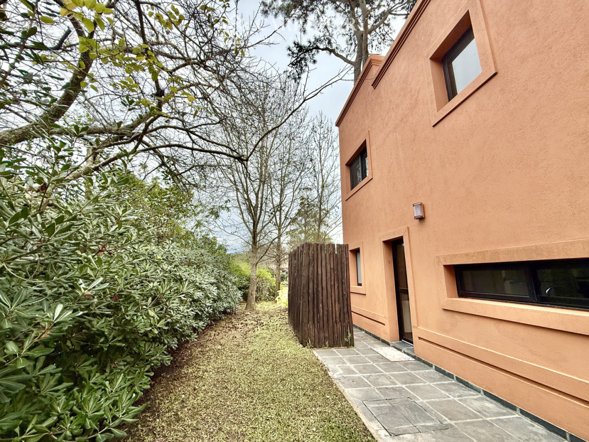 Casa ID.10200/Chalet-en-Pinares- - Alquiler Anual Casa minimalista en Barrio Privado Parque Pinares**