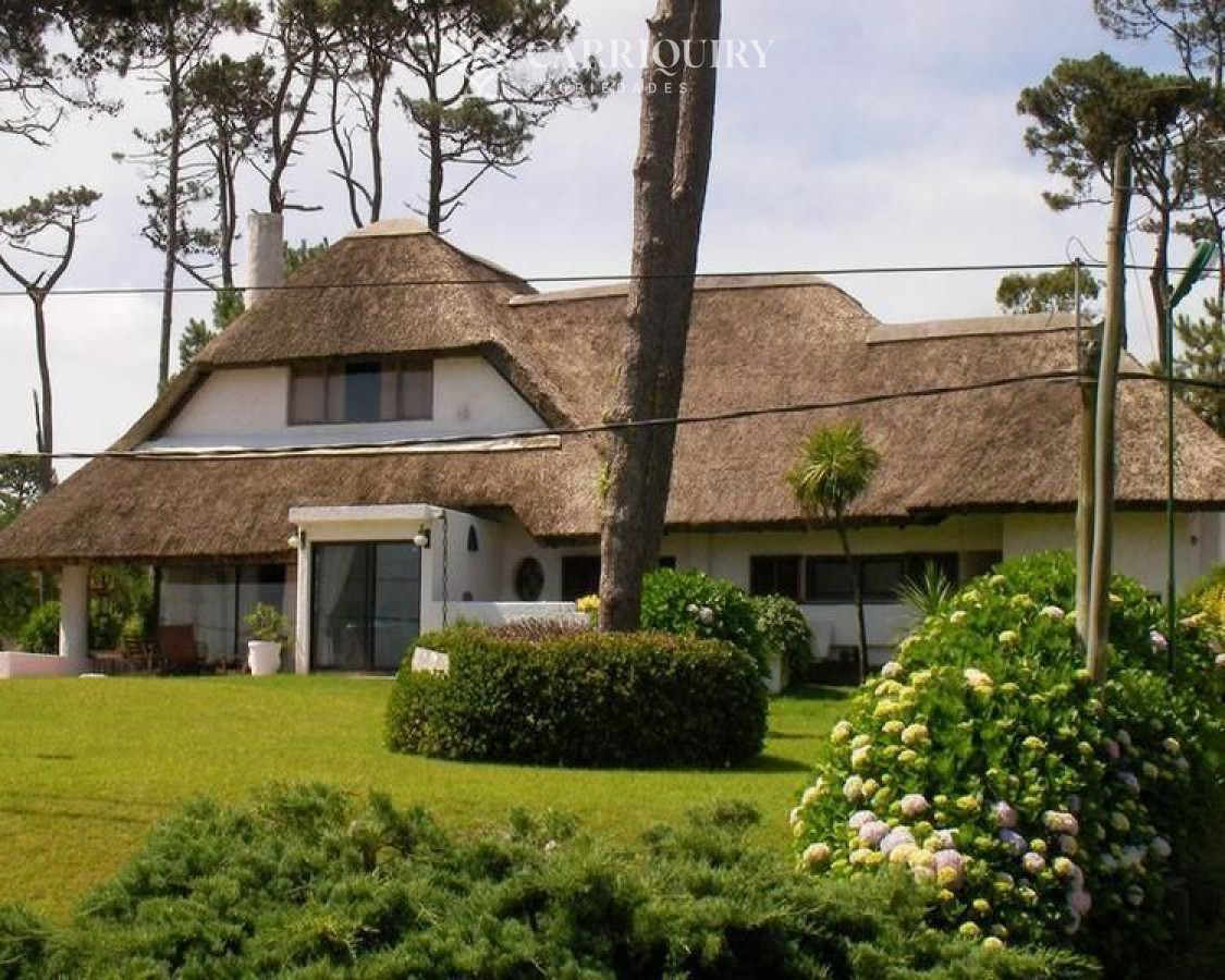 Casa ID.120/Casa-en-venta-Pinar-Del-Faro-5-dormitorios - Casa en alquiler temporario en Pinares, Playa Mansa 5 dormitorios