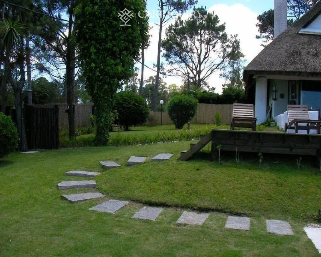 Casa ID.120/Casa-en-venta-Pinar-Del-Faro-5-dormitorios - Casa en alquiler temporario en Pinares, Playa Mansa 5 dormitorios