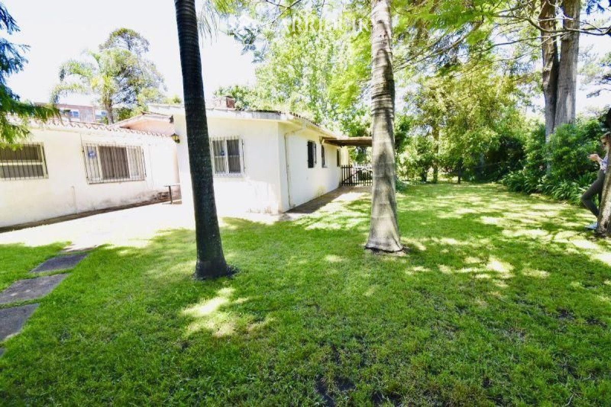 Casa ID.2527/Alquiler-temporario-de-Casa-3-DORMITORIOS-y-dependencia-en-Playa-Mansa,-Punta-del-Este - Casa en alquiler temporario Playa Mansa 3 dormitorios